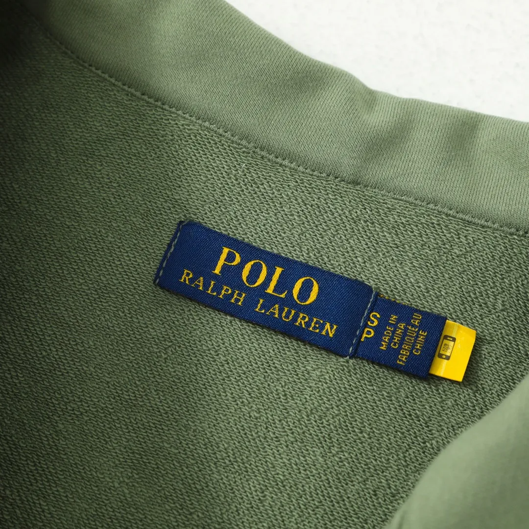 P260 #R99 Ralph Lauren pony logo eight-color half-zip lapel sweatshirt. Wear three times in one suit, easy to switch styles: Fully stand-up collar mode: crisp lapel three-dimensional windproof, taking into account warmth and cool lines, full of coolness ▫️Half-open lazy mode: slightly exposed collarbone, relaxed and comfortable | Pair with a shirt or high collar to show the intellectual atmosphere ▫️Full-open V-neck mode: Visually extends the neck-shoulder ratio | Stacking is more layered, hiding the flesh and making it look slimmer, making it easy to wear with a sense of luxury. Genderless design, shared wardrobe concept: White is gentle and elegant | Black is cool and slimming | Both colors can be used to create a couple CP look. 8 colors are available in the full line | From classic to soft | Meet all daily and occasion dressing needs Quality is reflected in the details: Micro-label logo embroidery | Loose but not procrastinating tailoring | High-grade fabrics ensure a comfortable fit. Easily manage various scenarios such as workplace commuting, weekend leisure, and date travel, effortless chic is the definition of effortless chic.  Color: Black White Navy Mint Green Khaki Pink Yellow Army Green Size: S M L